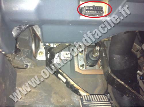 Nissan Almera pedalier prise OBD