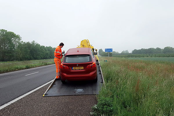 Voiture en panne au bord de la route